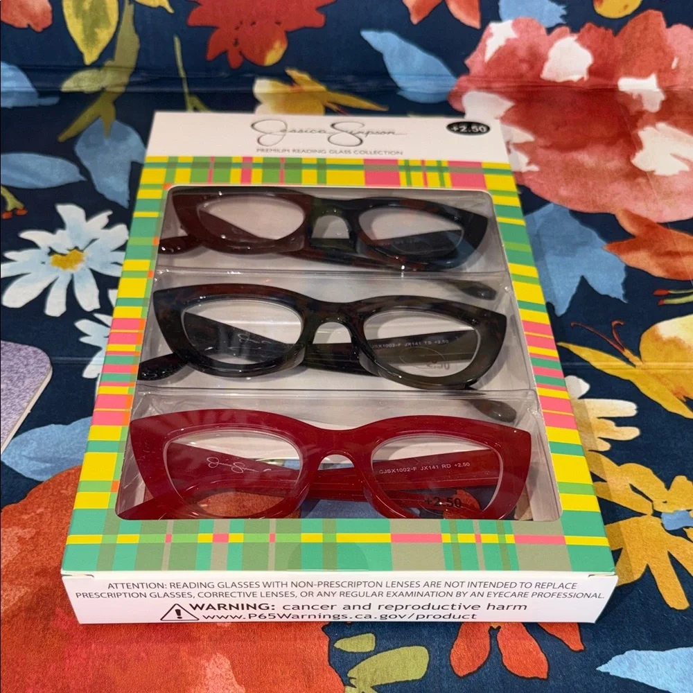 Jessica Simpson chic reading